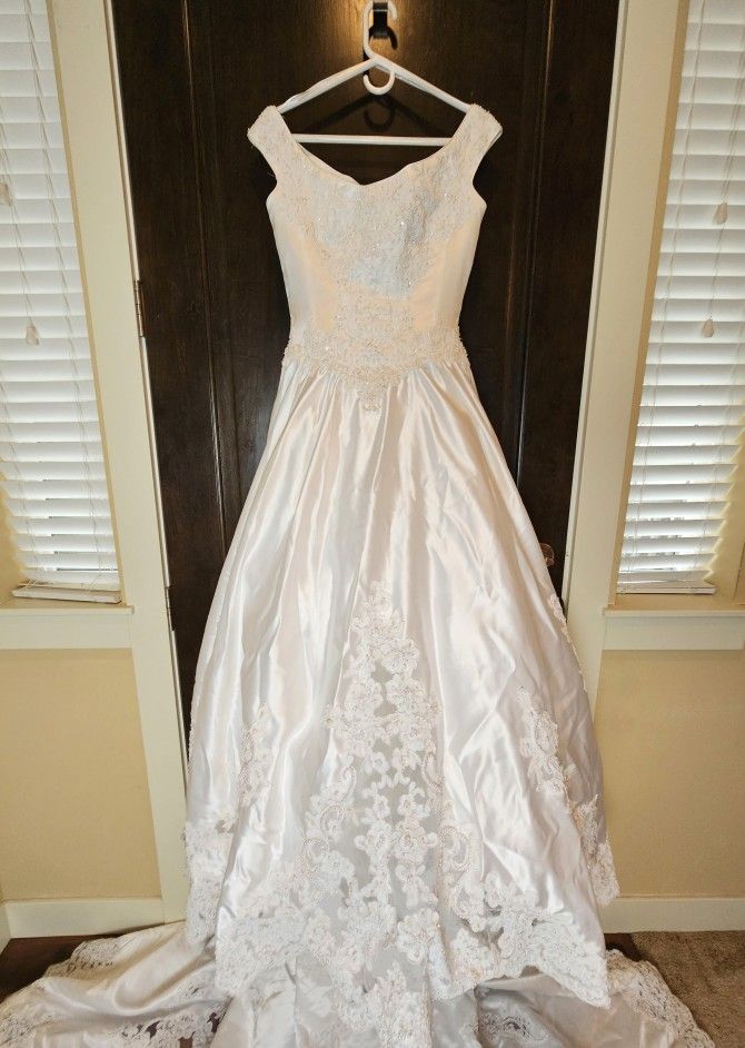 Mon Cheri Wedding Dress Size 10, Cathedral Train
