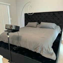 California King Size Platform Be with headboard and compartments