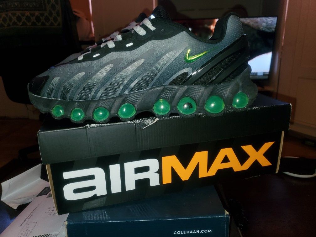 NEW CONDITION NIKE DN8, MENS SIZE 11 SNEAKERS.  COMES WITH 25.00 DICKS GIFTCARD. IF PURCHASED AT 80.00