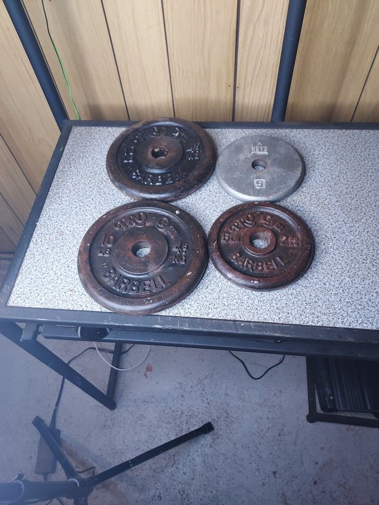 A Pair Of 10lb Barbells And A Pair Of 5lb Barbells All For Only 20$