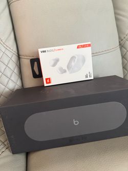 Jbl EarPods and beats speaker by kim kardashian