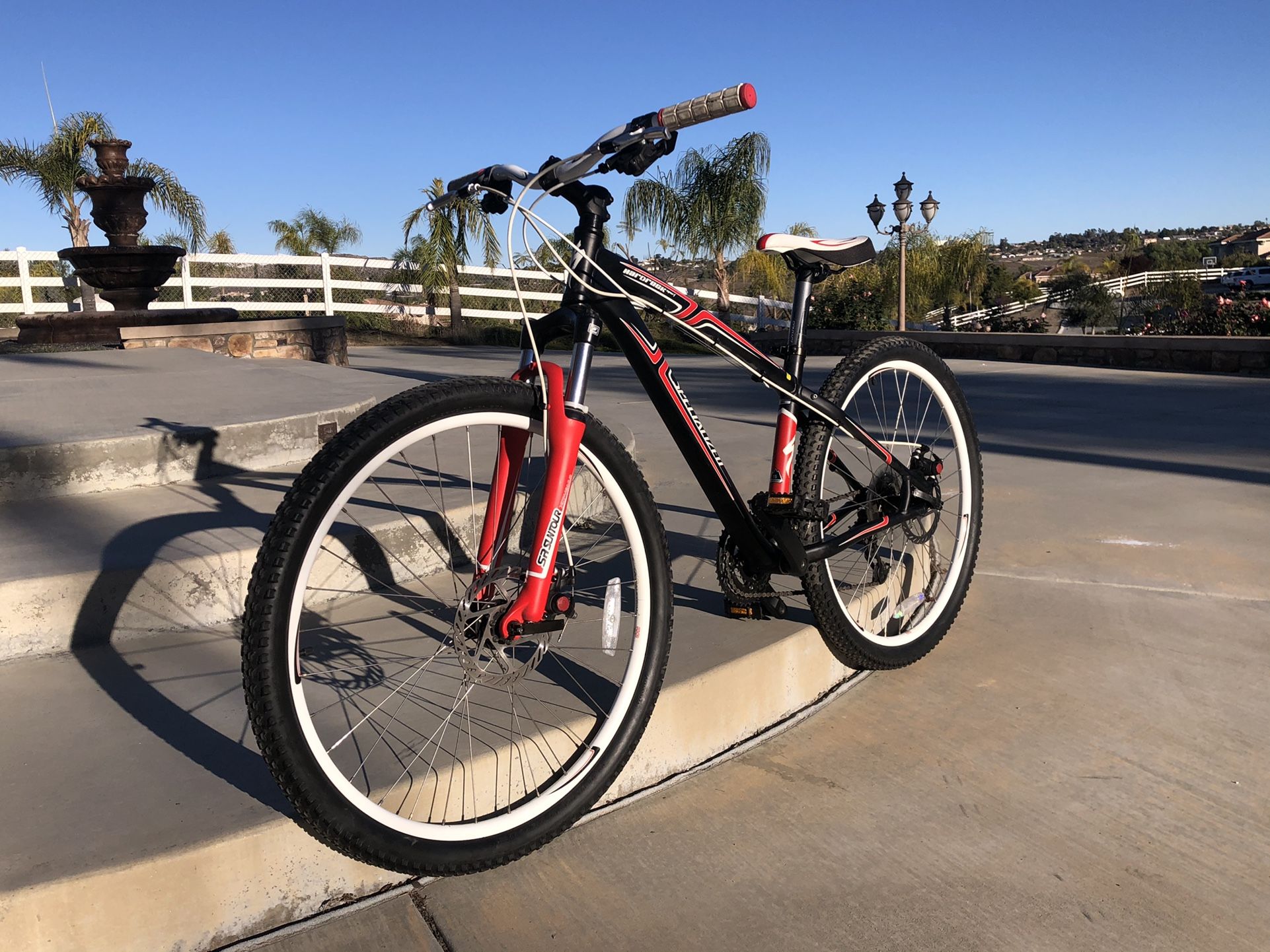 Specialized Hardrock Sport Disc Mountain Bike Size SM Small, 15 Inch Frame, 26 Inch Wheels, 24 Speed Similar To Rockhopper Pitch And Hotrock