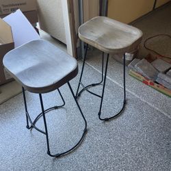 2 BAR STOOLS- LIKE NEW CONDITION 