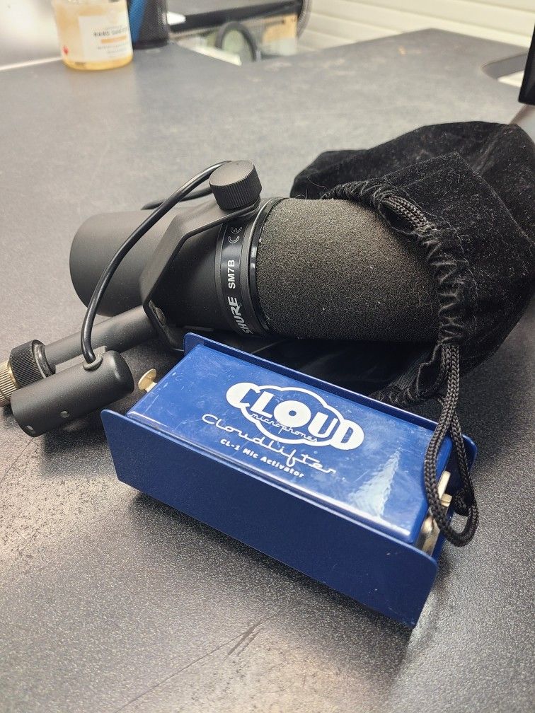 SHUR SM7B STUDIO MICROPHONE with Cloudlifter Booster