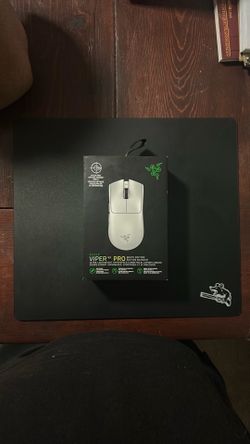 viper v3 pro with glass mouse pad