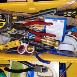 MASTER MECHANIC PLASTICK TOOL BOX WITH OLD TOOLS NO HOLDS