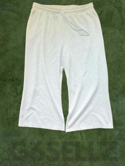 gray sweatpants