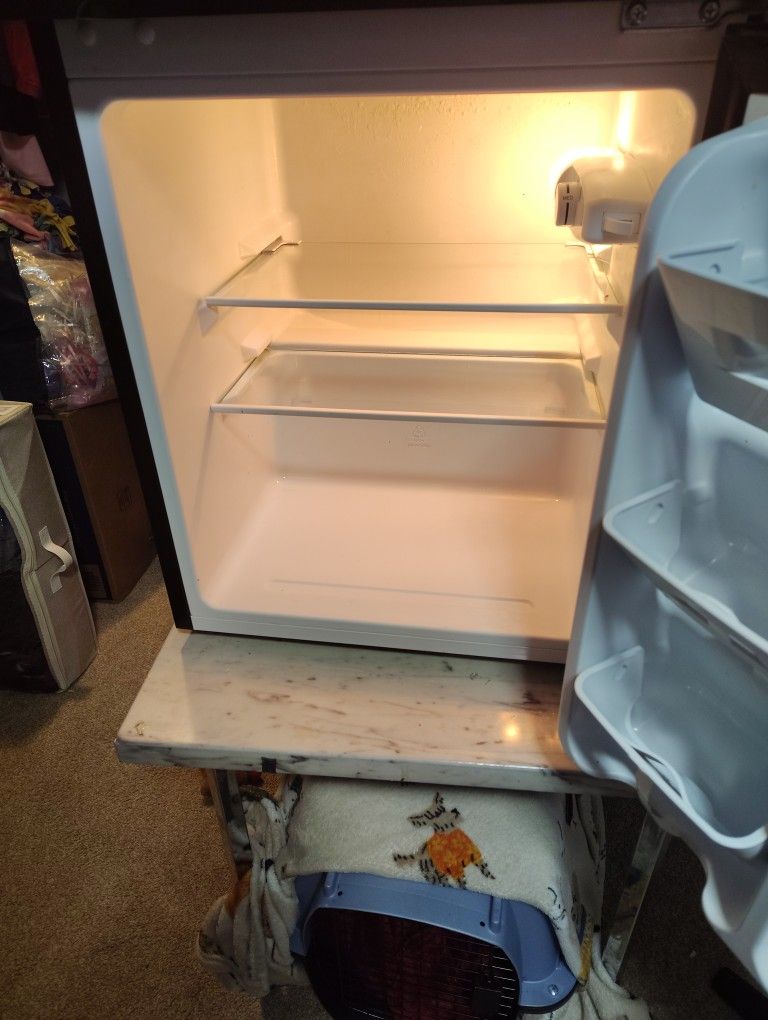 Mini Fridge  Artic Freeze