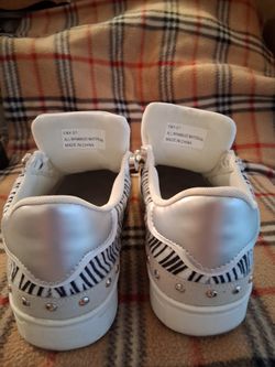 Tennis shoes