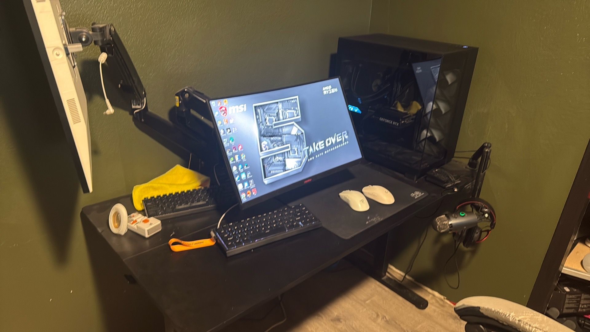 Pc: everything supported, cables, monitor, desk, monitor stand. Runs average 380 fps in every game. Selling everything as a bundle, will be a diff pr