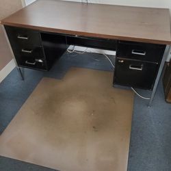 Metal desk in good condition, w file cabinet and drawers