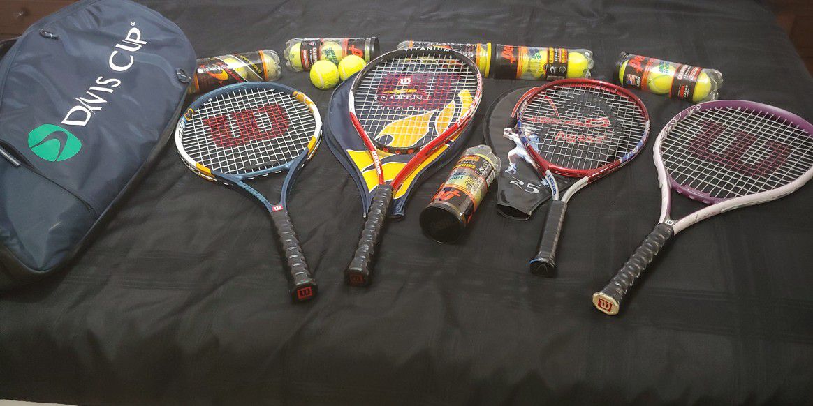 Tennis 4 Rackets with Racket holders and 26 balls