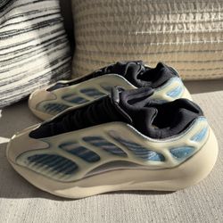 YEEZY 700 SIZE 11