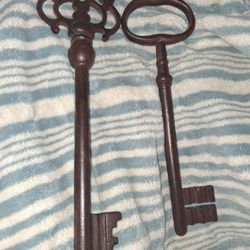 2 Large Metal Skeleton Keys