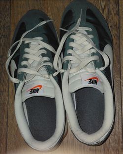 NIKE