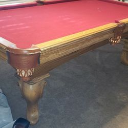 Beautiful pool table Oakwood In Awesome Condition 