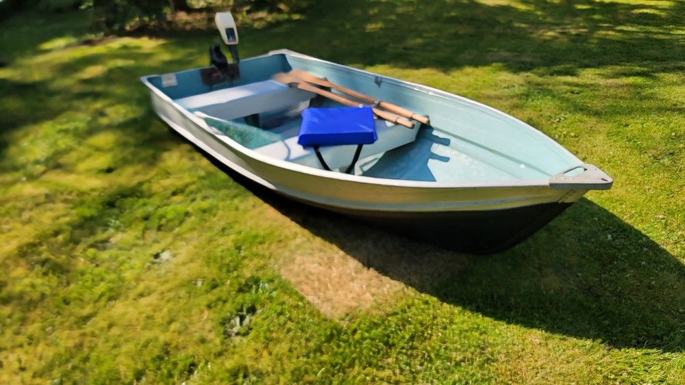10' Aluminum SmokerCraft Boat With 28lb Thrust MinnKota Electric Motor