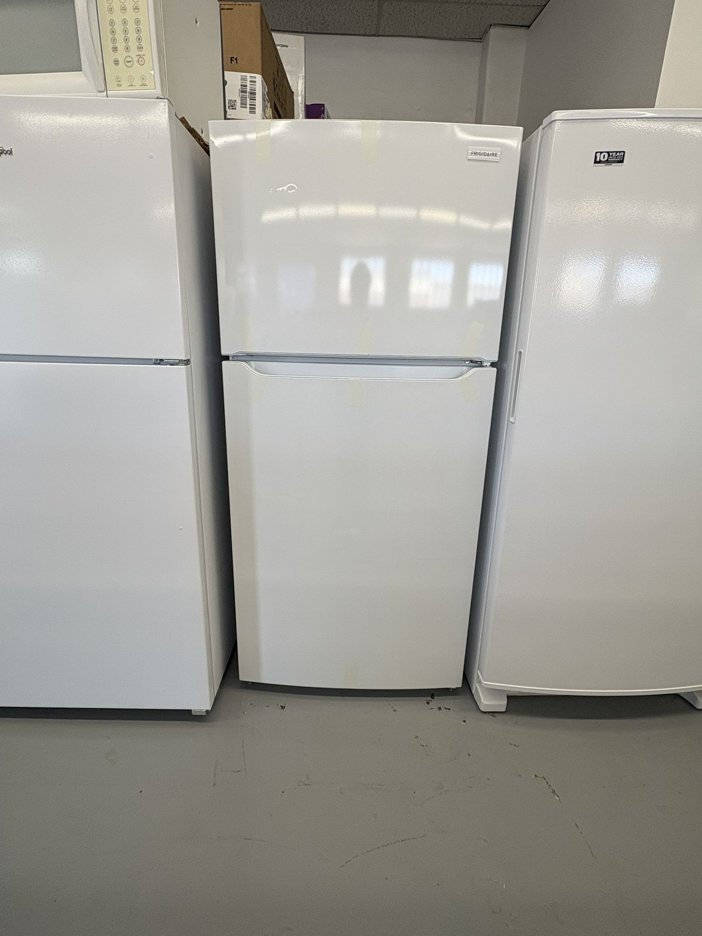 Frigidaire 30” 18.3 Cu Ft Capacity Refrigerator/ Scratch And Dent/ 1 Years Warranty