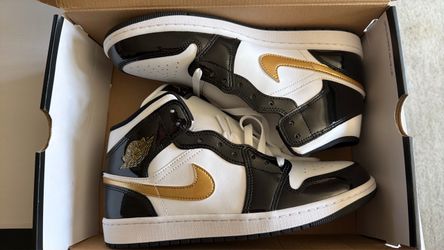 AIR JORDAN 1 MID SE Black / Metallic Gold