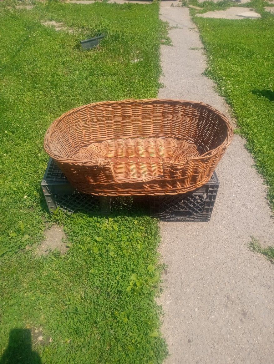 Wicker Pet Basket, 32x20, Slightly Used