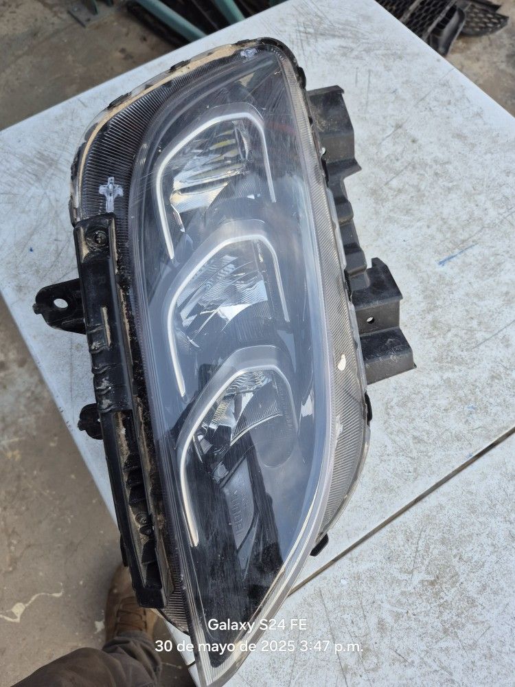 Hyundai Kona Right Headlight Lid Oem 