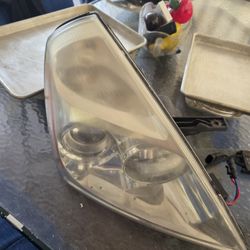 Kia Sedona Headlights Pair (2) L & R