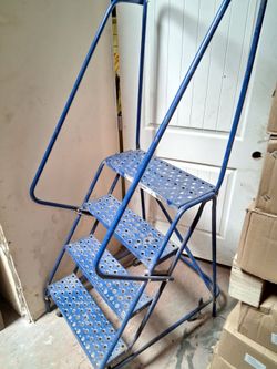 Rolling Warehouse Step Ladder