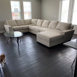 Large Sectional With 9 Accent Pillows Included 