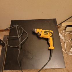 DeWalt 8 amps 3/8 in. VSR Corded Drill