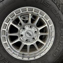 17”.       DEMO WHEELS AND TIRES. 285/70/17. 