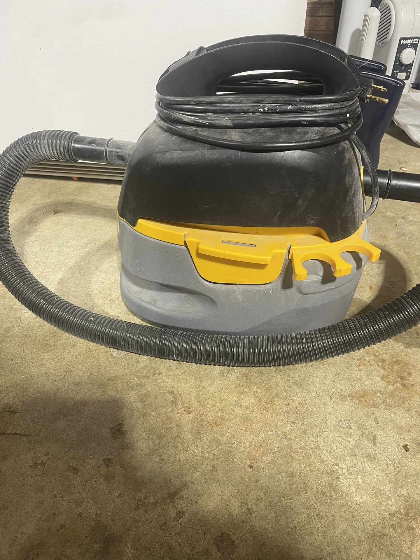 Small Shop Vacuum 
