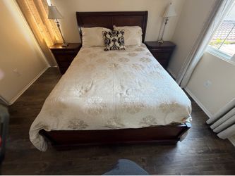 Bed Queen size like new with 2 nightsrand