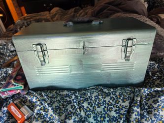 metal tool box resembles vintage Craftsman or Simonsen machinist chests from the 1950s or 1960s.