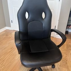 Desk chair (almost new) 