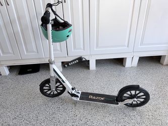 Razor A5 Kick Scooter + FREE Kids Helmet