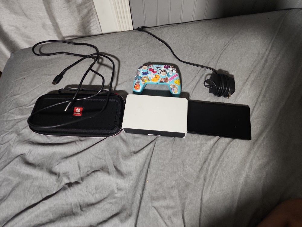 Nintendo switch Comes What a free game called super smash bro's one of the droid phones doesn't work and the speaker has a little tear Nothing major