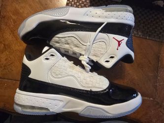 Jordan Max Aura 2 (GS) Size 6Y – White/Black/Red – New