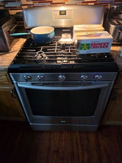 Maytag  Oven/ Stove good condition