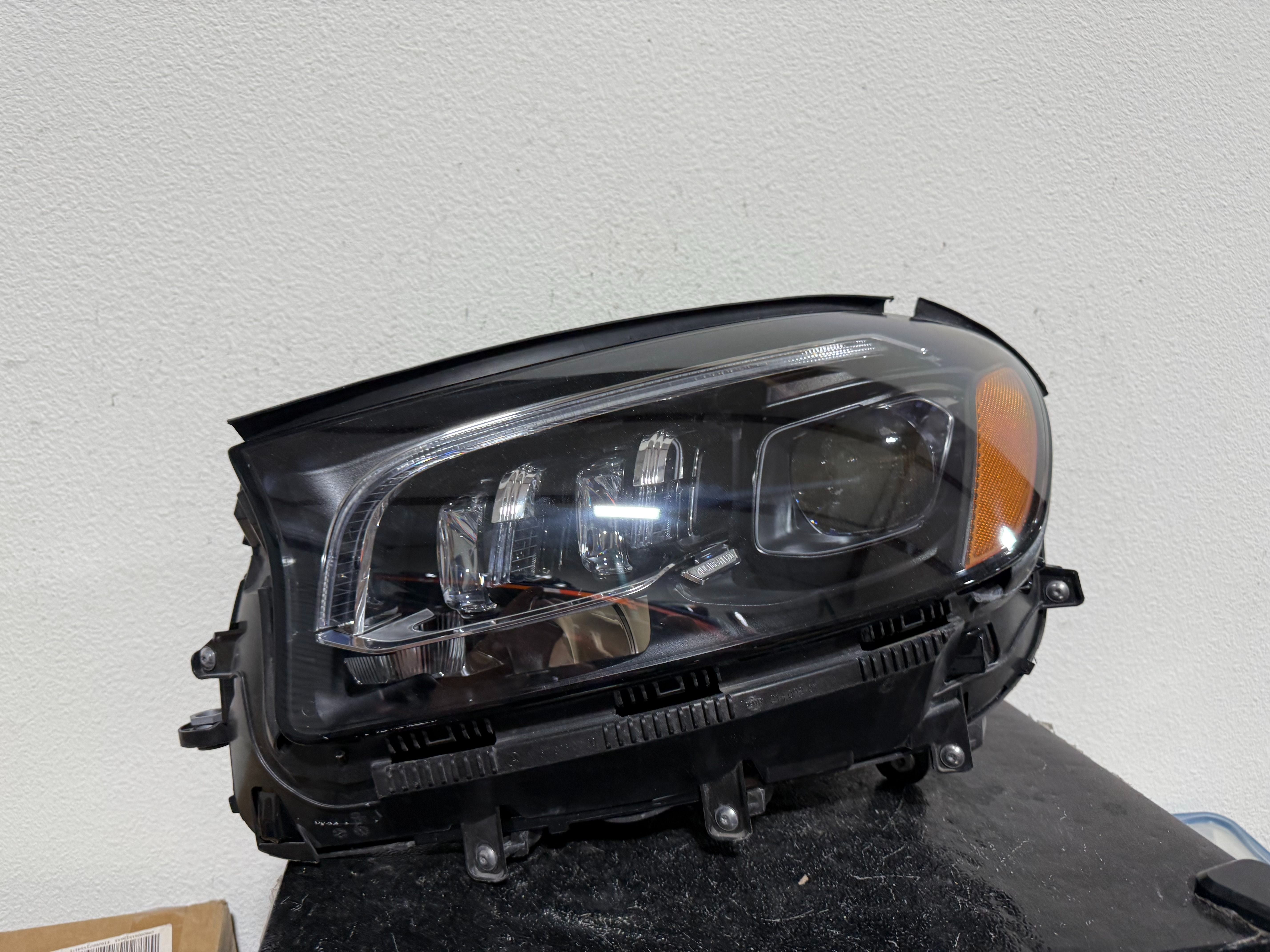 MERCEDES GLS LEFT HEADLIGHT 2023