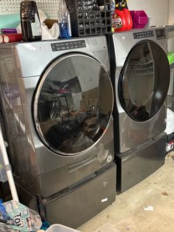 Whirlpool washer and Dryer w/pedestals! Flash sale $1,000 firm