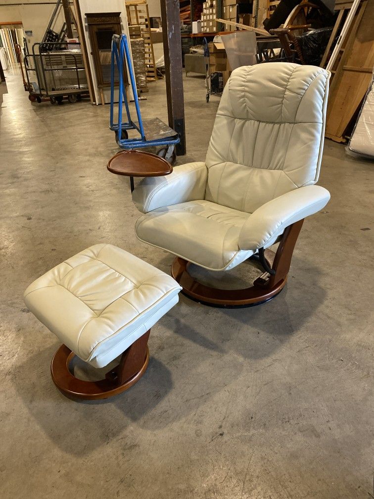 BENCHMASTER Chair and Ottoman w/ Removable Tray