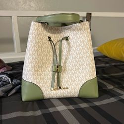 Michael Kors Mercer Gallery Bucket Bag
