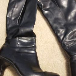 Black size 7 leather zip up boots