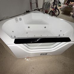 PRICED TO SELL  BATHTUB JACUZZI - 650$ OBO