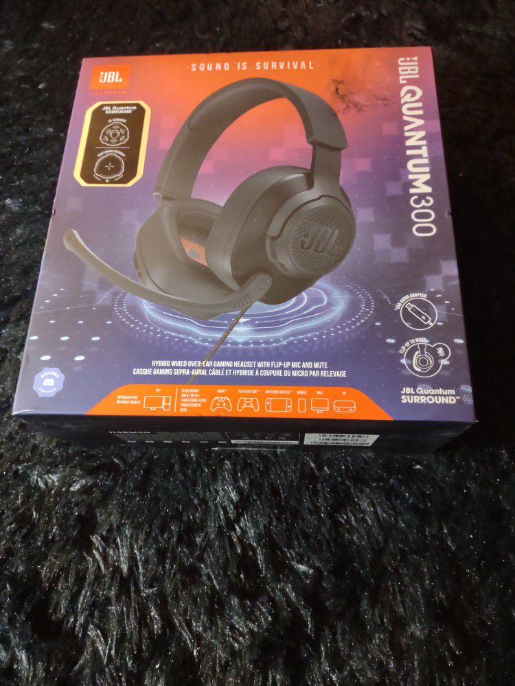 JBL QUANTUM300 HYBRID WIRED OVER-EAR GAMING HEADSET WITH FLIP-UP MIC AND MUTE