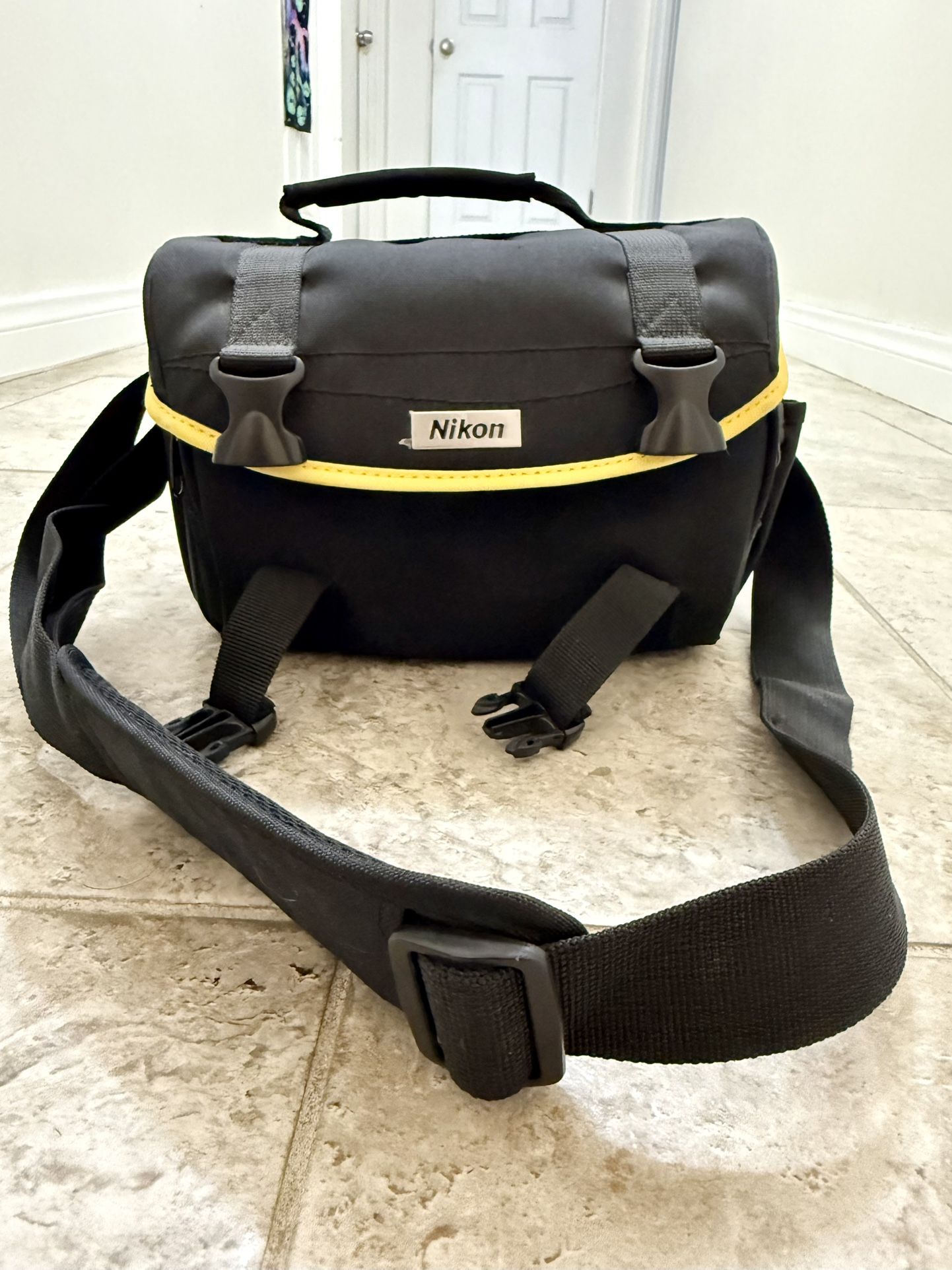 Nikon Medium DSLR Camera Bag w/ Dividers & Strap