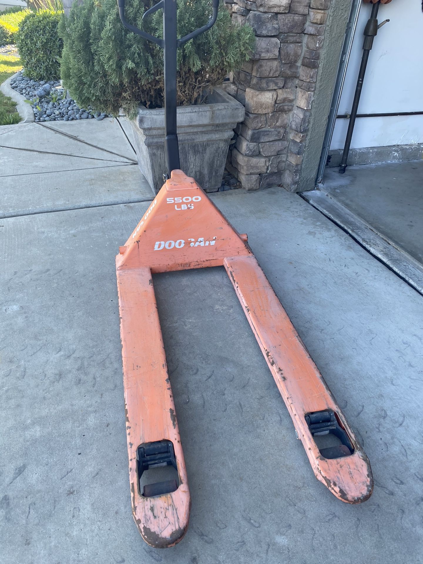 Doosan pallet jack