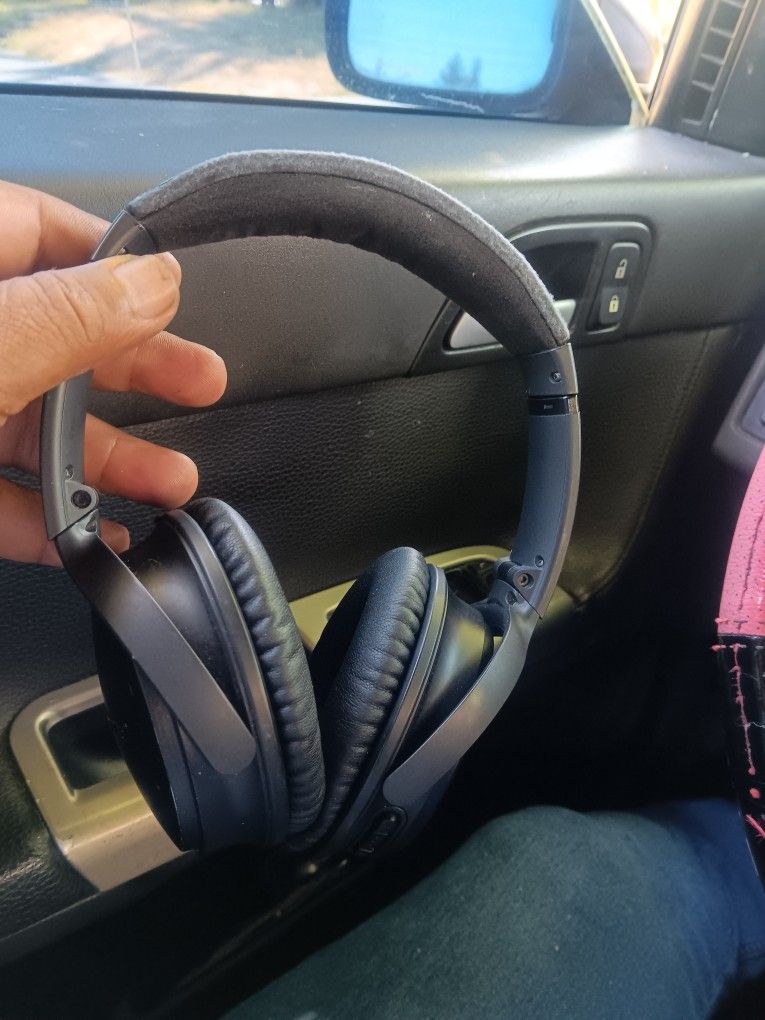 BOSS BLUETOOHT HEADPHONES