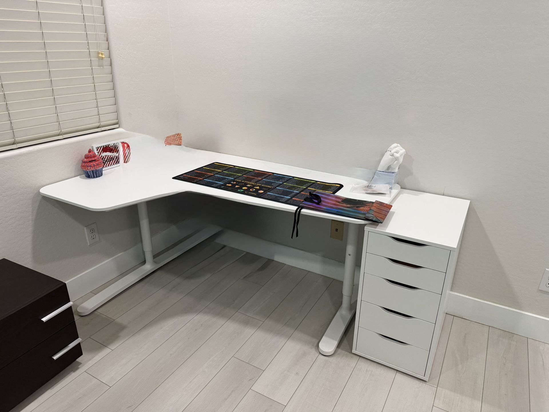 $189 Study And Drawer Like New