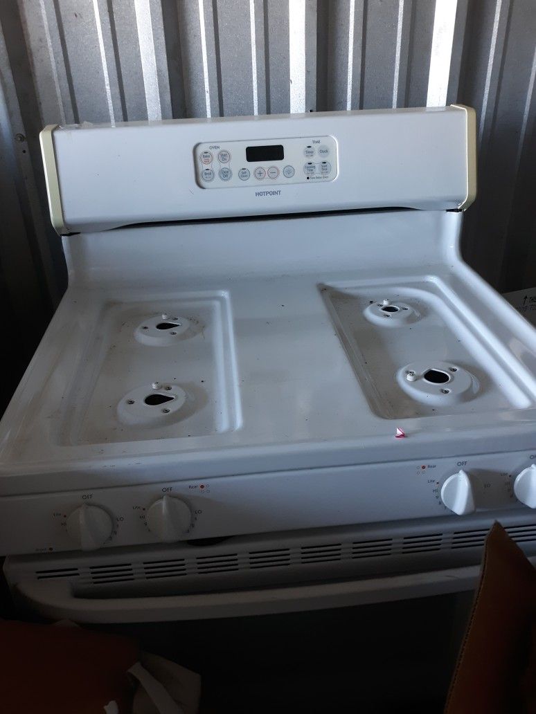 Gas STOVE 4 burners, Self Cleaning. Like NEW